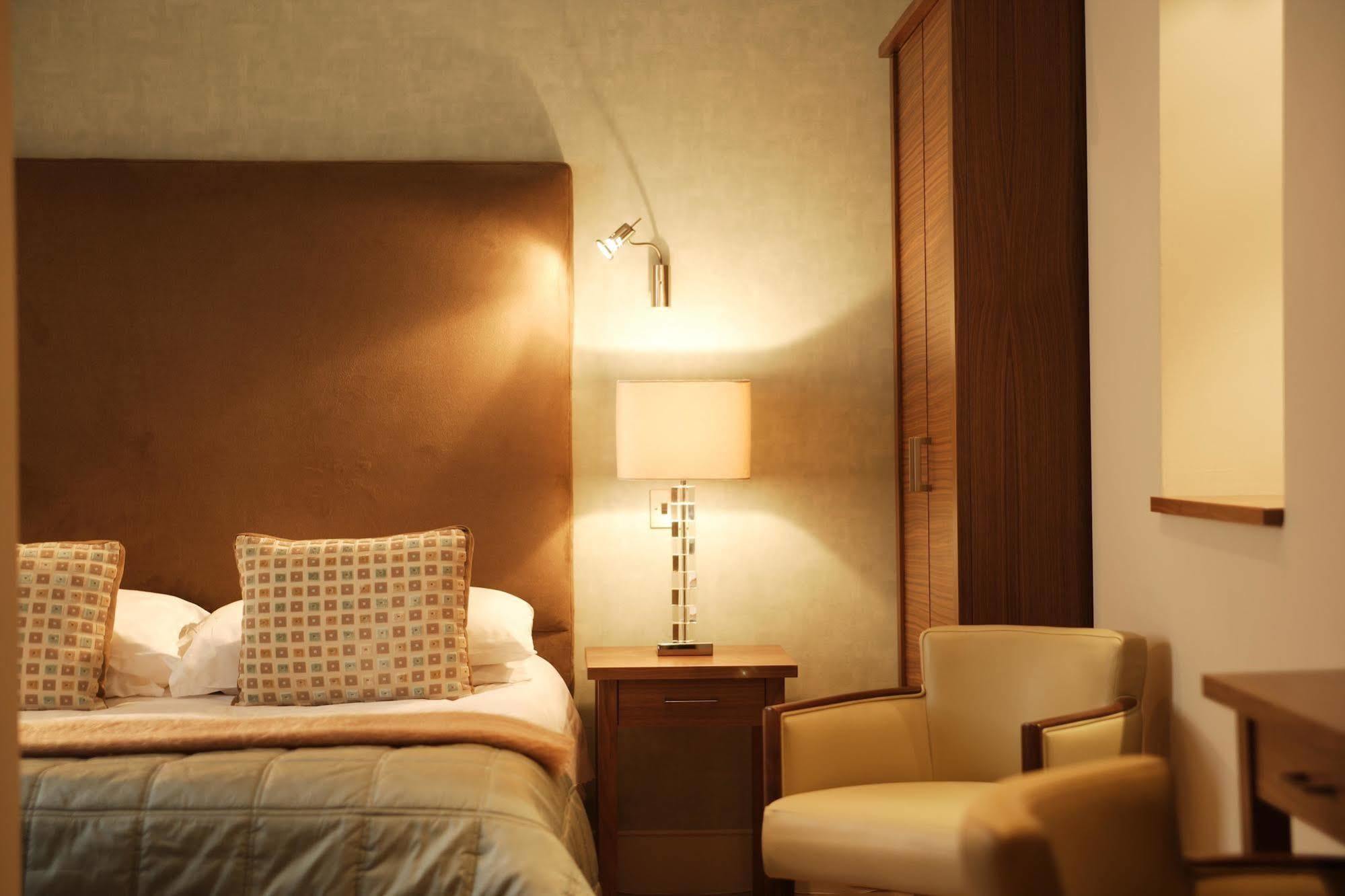 The George Hotel & Monty'S Cheltenham Esterno foto